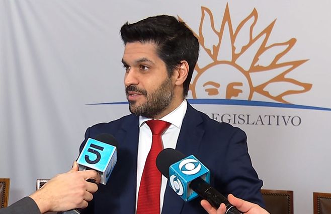 Andrés-Ojeda-junio-Parlamento-frío.jpg