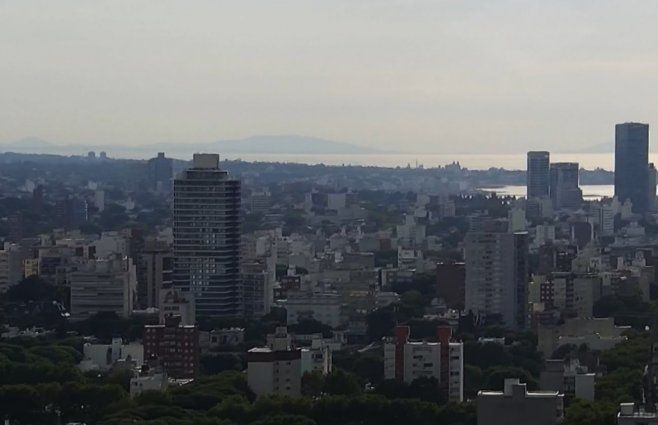 Foto: canal 10. Vista aérea, desde Montevideo, sobre las 8:00 horas de este lunes.
