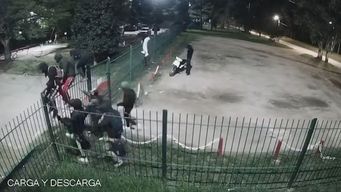 al menos ocho delincuentes rapinaron un supermercado: ingresaron encapuchados tras trepar una reja