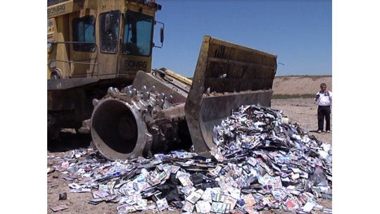 Destruyeron 40.000 CD, 20.000 lentes y 6.000 cajas de cigarrillos