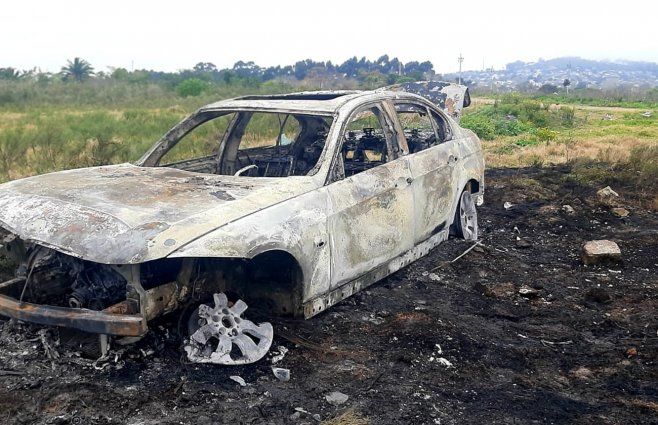 Foto: Marcelo Auyanet, Subrayado. Hallan el auto de la víctima, incendiado, en la zona de Santa Catalina.