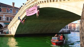 activistas ambientales tineron gran canal de venecia para protestar contra la cop28 sobre clima