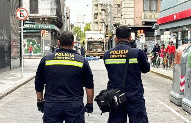 Un hombre en moto murió tras chocar con un camión de residuos en 18 de Julio y Roxlo. Foto: María Eugenia Scognamiglio.