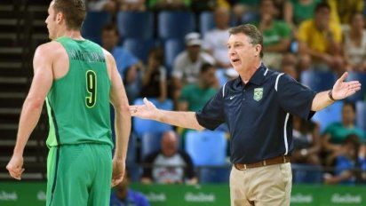 Ruben Magnano dirigiendo a Brasil