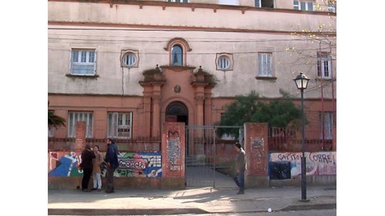 Directora de liceo que apuntó con un arma dijo que fue unabroma