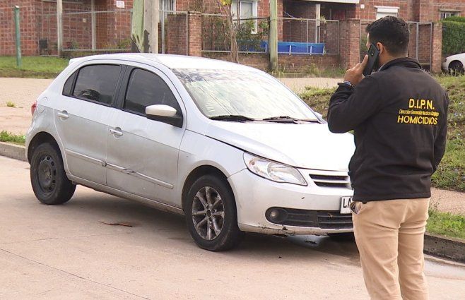 Foto: Subrayado. Auto Volkswagen Gol partícipe en el doble homicidio, incautado en Piedras Blancas.