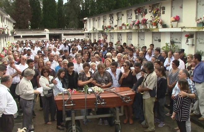 Foto: sepelio de John Fontes, el policía asesinado el lunes de noche.