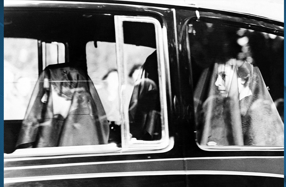 La princesa Margarita (izquierda), la reina Isabel (derecha) y la reina madre (al fondo) siguiendo el cortejo de la casa de Sandringham, a la estación de Wolferton, en ruta a Londres el 11 de febrero de 1952. El cuerpo del difunto rey Jorge VI fue traído de Sandringham, Norfolk, a Londres, para el funeral en Westminster. Foto: AFP