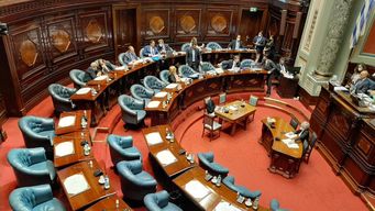 Así estaba el hemiciclo del Senado por la ausencia de todos los senadores del FA. Mientras tanto, Jorge Gandini interpelaba al ministro Paganini, en presencia del presidente actual de Antel, Gabriel Gurméndez.&nbsp;