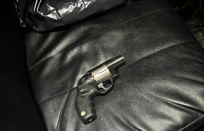 Foto cedida a Subrayado. Uno de los revólveres dentro del asiento trasero del taxi.