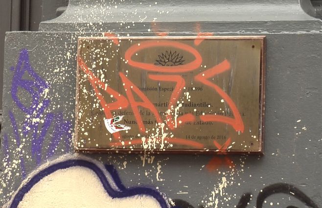 placa-memoria-vandalizada-facultad-de-derecho.jpg