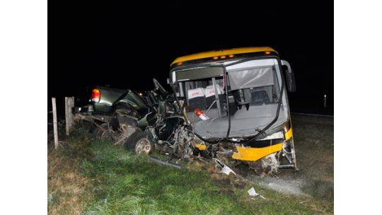 Choque frontal entre camioneta y ómnibus deja dos muertos