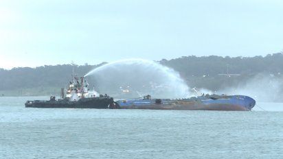 tripulantes del buque coreano incendiado en el puerto en cuarentena, pero no aislados