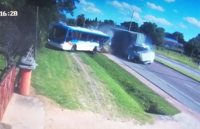 camara-accidente-ruta-5-omnibus-camion.jpg