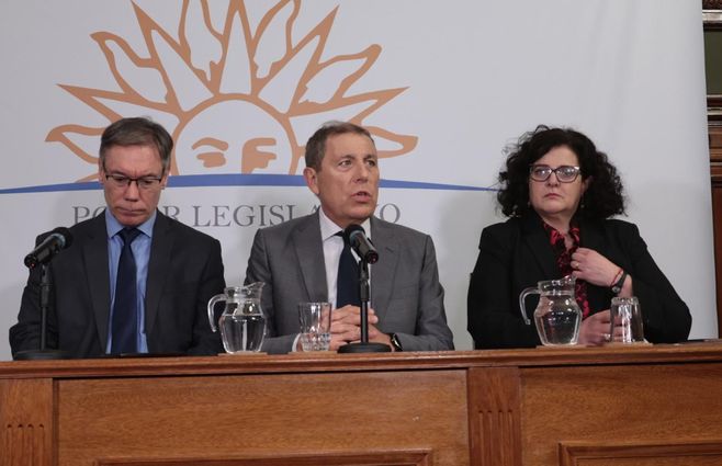 oddone-y-equipo-economico-en-parlamento-foco-uy.jpg