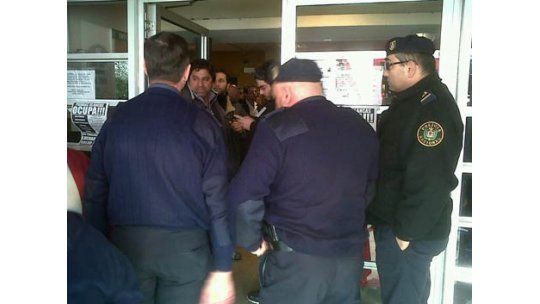 Policía desalojó a trabajadores de la Policlínica de Capitán Tula