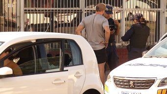 El hombre dejó la mochila con el dinero, en el asiento trasero del vehículo.