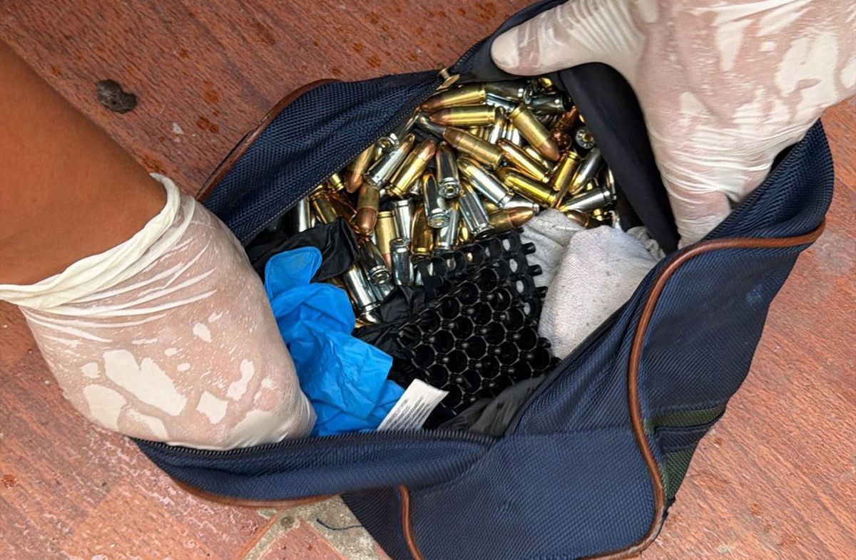 Foto cedida a Subrayado. Municiones encontradas fuera de la volqueta. Foto cedida a Subrayado. Municiones encontradas fuera de la volqueta.