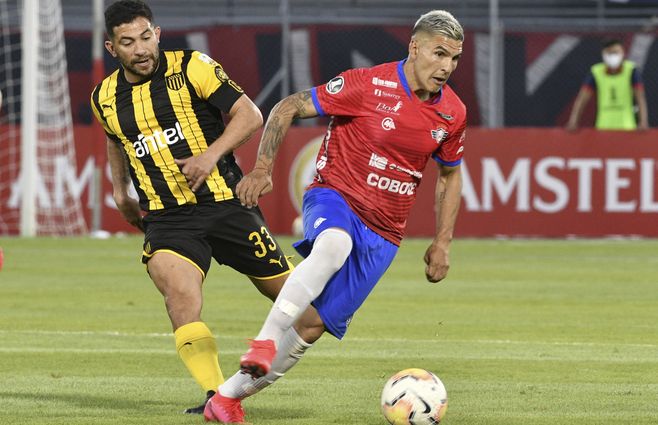 Gargano persigue al exBoca Pochi Ch&aacute;vez, uno de los jugadores importantes que tiene Wilstermann junto a Patito Rodr&iacute;guez, otro argentino exIndependiente