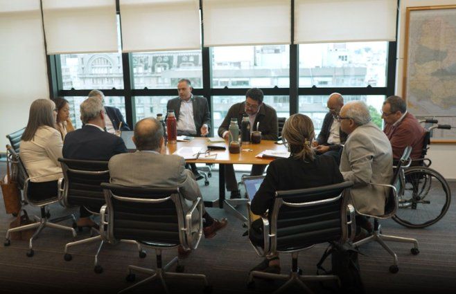 Yamandú Orsi con los ministros y jerarcas del gabinete productivo. Foto: captura de video de Presidencia.