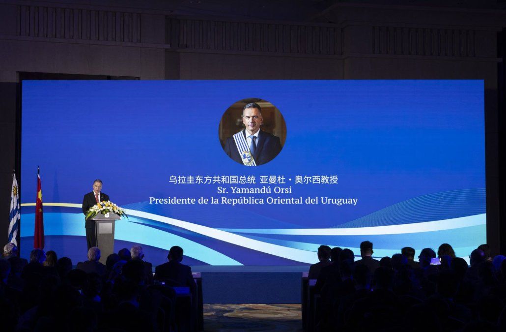 Foto: Presidencia. Yamandú Orsi diserta ante empresarios en China. Foto: Presidencia. Yamandú Orsi diserta ante empresarios en China.