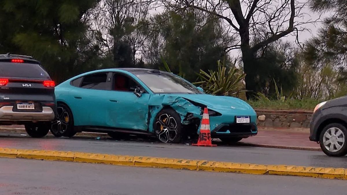 Auto cruzó de senda y causó un choque frontal en la rambla de Punta Gorda; no hubo lesionados graves