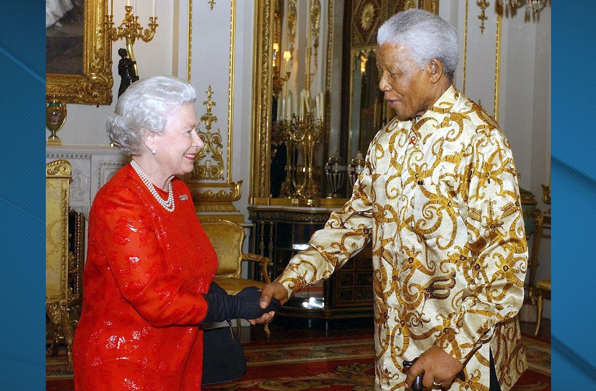 La reina Isabel II de Gran Bretaña (I) cuando se reunió con el ex presidente sudafricano Nelson Mandela (D) durante una recepción en el Palacio de Buckingham en Londres el 20 de octubre de 2003, para conmemorar el centenario de Rhodes Trust.&nbsp; Foto: AFP