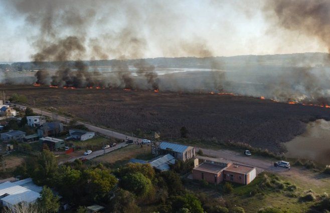 Foto: Subrayado. Fuego en cercanía de viviendas en Lausana este miércoles.