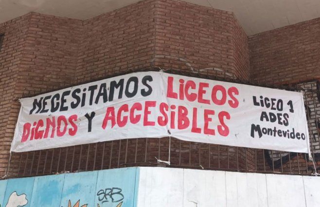 Sindicato de profesores ocupa el liceo 1 de Montevideo, entre otros. Foto: Beatriz Martínez, Subrayado.