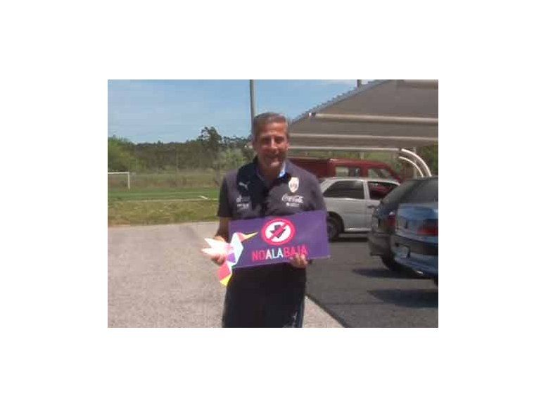 Tabárez con cartel del no a la baja