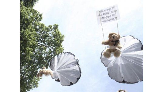 Crisis diplomática por bombardeo de peluches