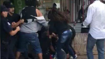 difunden video de funcionarios y policias peleando con un vendedor ambulante