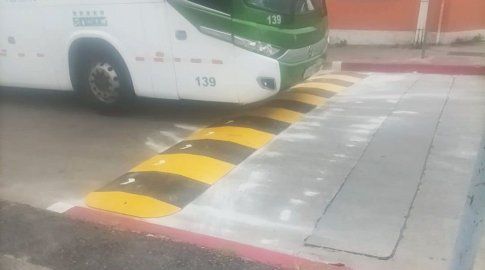 Foto cedida a Subrayado. Lomo de burro en Pan de Azúcar esquina Jacobo Rousseau, en La Unión.