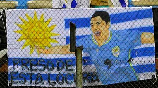 Suárez bandera Uruguay Perú