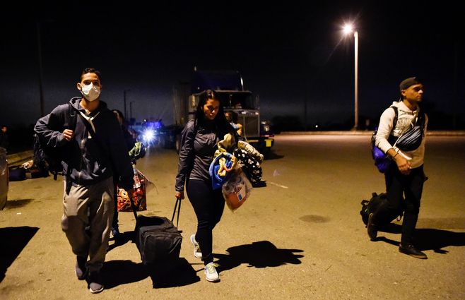 Venezolanos cruzan la frontera entre Ecuador y Perú en&nbsp; la ciudad peruana de Tumbes.