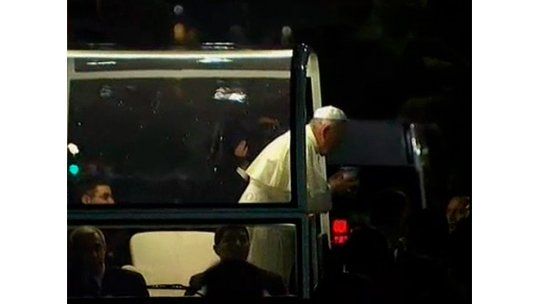Sin protocolo: el papa tomó un mate que le llevaron al papamóvil