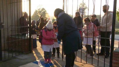 padres de ninos que asisten a escuela publica reclaman mas clases