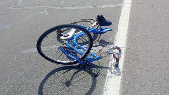 dos mujeres graves tras accidente entre una moto y una bicicleta en interbalnearia