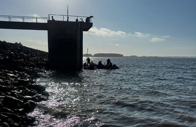 Foto: Armada Nacional. Trabajos en represa de India Muerta, en Rocha.