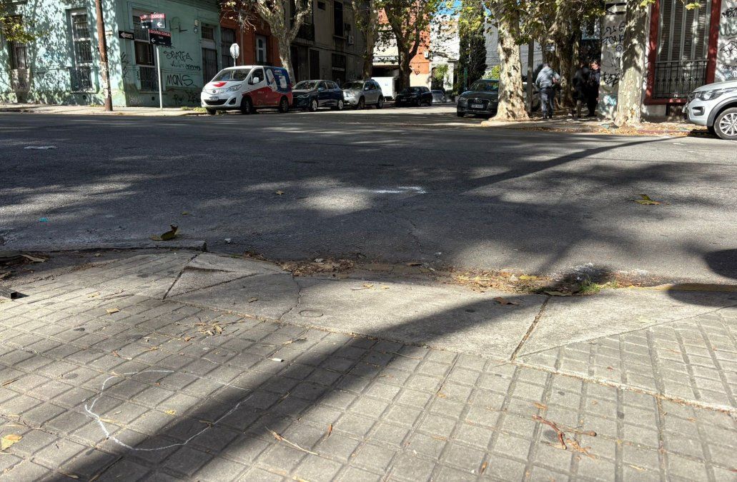 Dos detenidos en allanamiento por homicidio en el barrio Tres Cruces: hay un arma y pasta base incautada