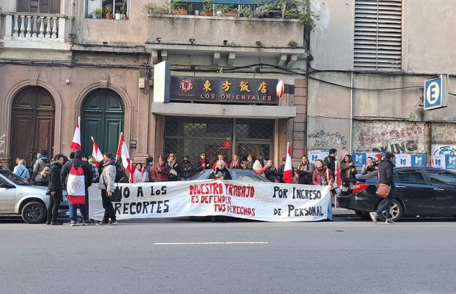 Movilización del sindicato de trabajadores del BPS este lunes 13 de mayo. Foto: Valeria de los Santos, Subrayado.