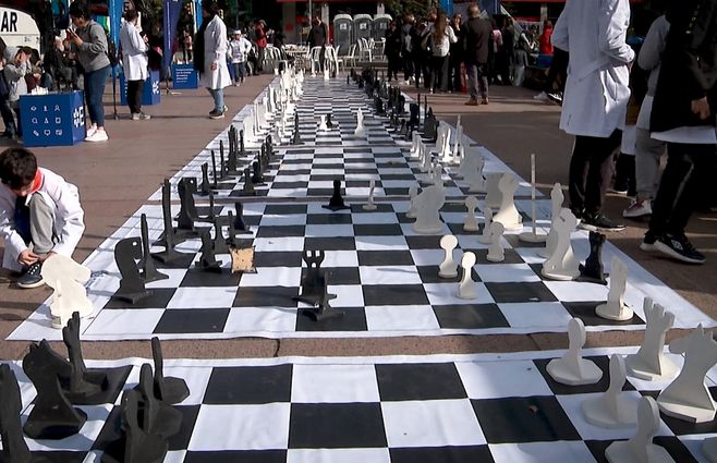 niños-jugaron-ajedrez-en-espacios-públicos.jpg