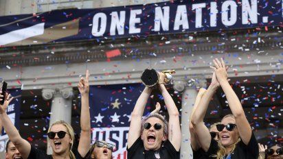 Megan Rapinoe (centro, con la copa en las manos) hizo un discurso anti-establishment