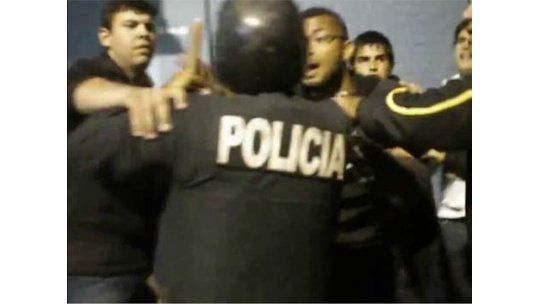 Más líos en el fútbol, entre policía y jugador de Peñarol