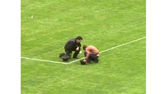 A pocas horas del partido, reparan la cancha en La Plata