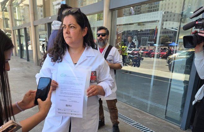 Paola López, del sindicato de maestros, con la carta que le darán al presidente Orsi en Torre Ejecutiva. Foto: Beatriz Martínez, Subrayado.