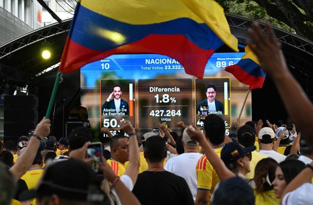 Abelardo de la Espriella, de derecha, celebra una "nueva era" en Colombia mientras su competidor aún no acepta la derrota