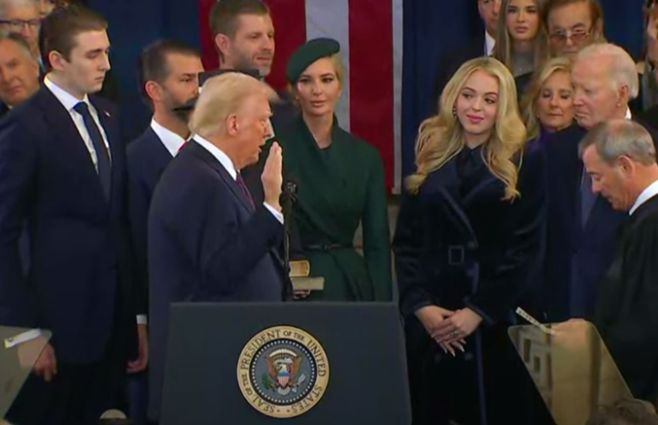 Trump juró sobre una biblia y asumió la Presidencia de Estados Unidos, como el mandatario número 47.