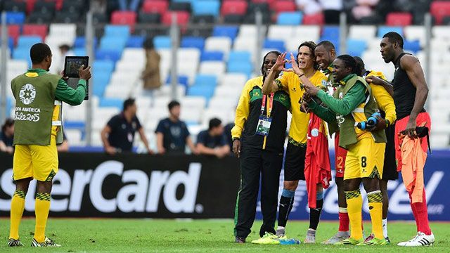 Tras el partido, Cavani se sacó una foto con los “africanos” de Jamaica