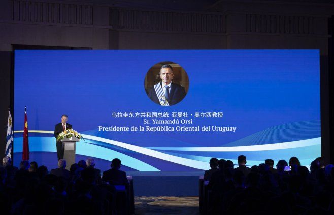 Foto: Presidencia. Yamandú Orsi diserta ante empresarios en China.